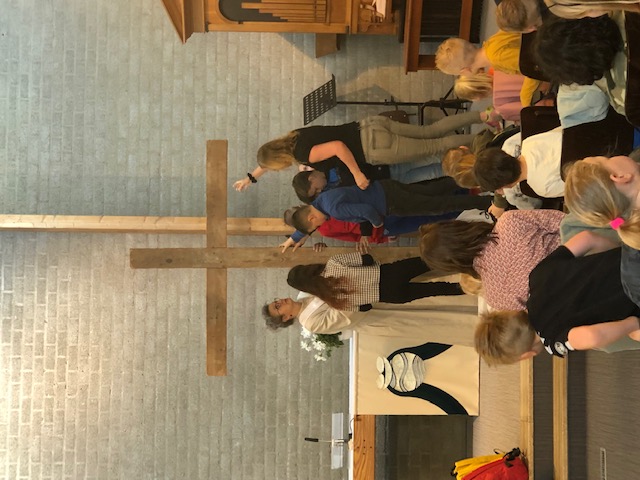 Het kruis werd binnengedragen door leerlingen uit groep 7 en 8